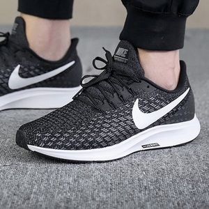 Nike Zoom Pegasus 35  Running Shoe Women’s 11.5